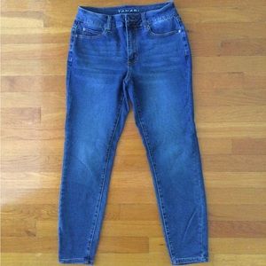 Tahari blue denim jean, size 4/27